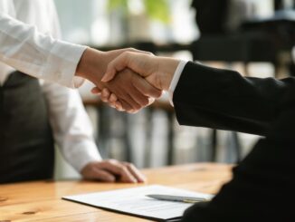 7143601 donne d affari stretta di mano contenta del lavoro la donna si diverte con il suo compagno di lavoro stretta di mano gesticolando connessione concetto di accordo gratuito foto